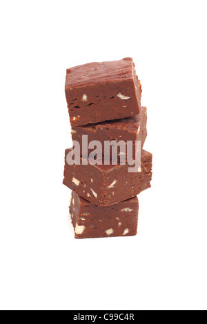Ein Stapel von Stücken von köstlicher Schokolade fudge Stücke auf weiß Stockfoto