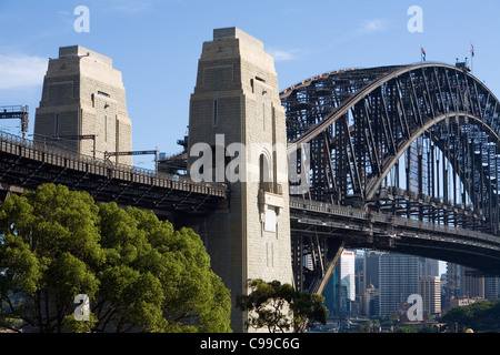 Blick auf die Harbour Bridge von Sydneys Nordufer. Sydney, New South Wales, Australien Stockfoto