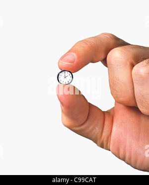 Nahaufnahme von Hand mit winzigen Uhr Stockfoto