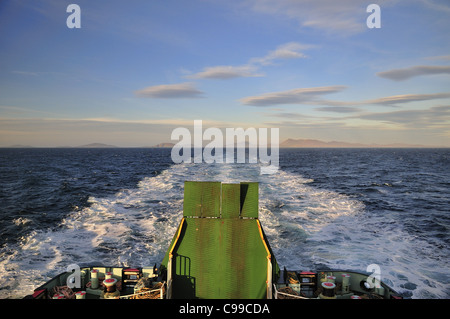 Anschluss an die Fähre Clansman unterwegs von Castlebay, Barra, nach Oban.  Sichtbar sind Mingulay, Pabbay, Sandray, Vatersay und Barra. Stockfoto