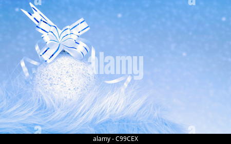 Weihnachten und Neujahr Ornament vor blauem Hintergrund Stockfoto