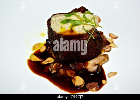 Geschmorte Wagyu kurze Rippe Rindfleisch Auberginen Shitake Pilz gerösteten Mandelscheiben Würfel Stockfoto