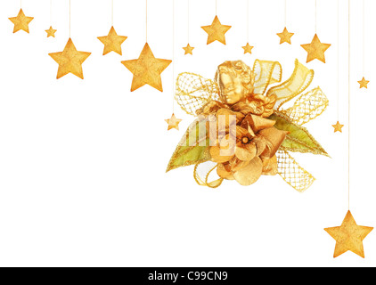 Goldene Sterne mit Engel Christbaumschmuck und Weihnachtsschmuck isoliert auf weißem Hintergrund Stockfoto