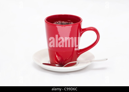 Rote Kaffeetasse auf weißem Hintergrund Stockfoto