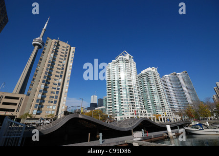 Die Wave-Deck installiert ein Experiment in der städtischen Architektur am Harbourfront, eine touristische Hafengebiet in Toronto Kanada. Stockfoto