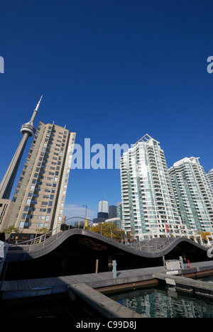 Die Wave-Deck installiert ein Experiment in der städtischen Architektur am Harbourfront, eine touristische Hafengebiet in Toronto Kanada. Stockfoto