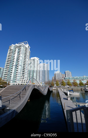 Die Wave-Deck installiert ein Experiment in der städtischen Architektur am Harbourfront, eine touristische Hafengebiet in Toronto Kanada. Stockfoto