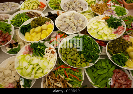 Chinesische Gerichte vor dem Kochen in einem Restaurant in Taizhou, Zhejiang, China. 8. November 2011 Stockfoto