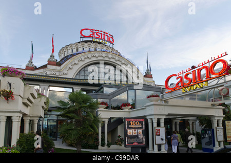 Kasino Évian-Les-Bains, am südlichen Ufer des Genfer Sees. Leuchtreklamen. Eintritt ins Casino. Haute-Savoie Rhön Alpes Frankreich Stockfoto