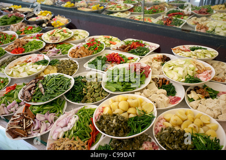 Chinesische Gerichte vor dem Kochen in einem Restaurant in Taizhou, Zhejiang, China. 8. November 2011 Stockfoto