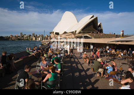 Menschen, die genießen Wasser Getränke an der Bar Opera, am Fuße des Opernhauses. Sydney, New South Wales, Australien Stockfoto