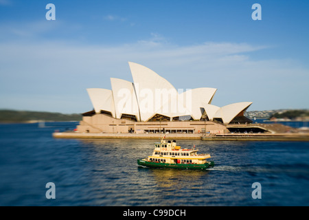 Eine Fähre Kreuzfahrten aus Circular Quay vorbei an der Oper. Sydney, New South Wales, Australien Stockfoto