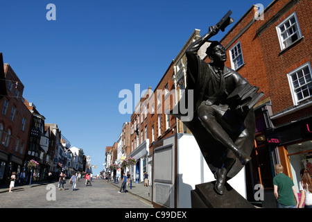 Gelehrter Statue an der High Street, Guildford - Surrey, England Stockfoto