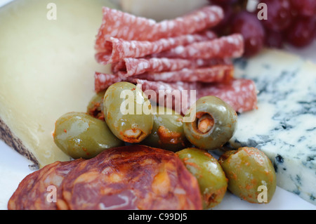 Kleine Antipasti-Platte mit überwiegend italienischen Käse und Fleisch mit Oliven und Trauben Stockfoto