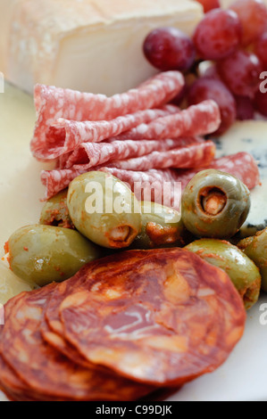 Kleine Antipasti-Platte mit überwiegend italienischen Käse und Fleisch mit Oliven und Trauben Stockfoto