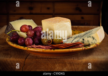 Kleine Antipasti-Platte mit überwiegend italienischen Käse und Fleisch mit Oliven und Trauben Stockfoto