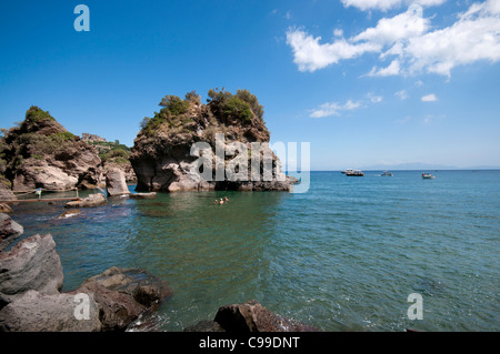 Blick von der Insel Ischia, mit Blick auf die Bucht von Neapel und Castello Aragonese Stockfoto