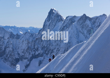 Zwei Bergsteiger steigen aus dem Aigulle du Midi in den Col du Plan im Bereich Mt Blanc Stockfoto
