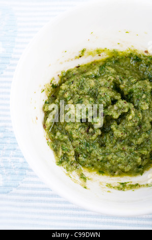 Nahaufnahme von frisch zubereiteten grünen pesto Stockfoto