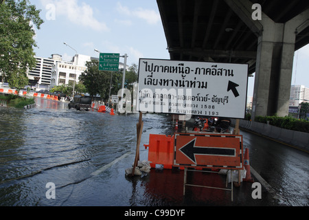 Hochwasser auf Straße, Pathum Thanni Provinz, Thailand Stockfoto