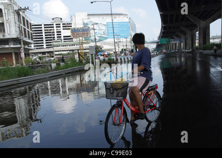 Hochwasser auf Straße, Pathum Thanni Provinz, Thailand Stockfoto