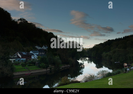 Rosa Wolken spiegeln sich in den Fluss Wye bei Symonds Yat, Herefordshire Stockfoto