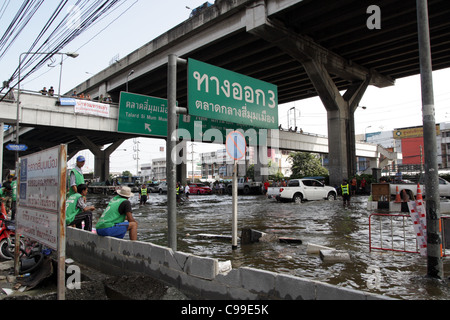 Hochwasser an der Phaholyothin Road, Pathum Thanni Provinz, Thailand Stockfoto