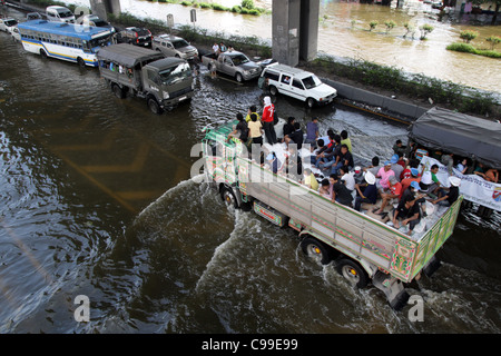 LKW-fahren im Hochwasser an der Phaholyothin Road, Pathum Thanni Provinz, Thailand Stockfoto