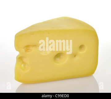 ein Stück Schweizer Käse auf einem weißen Hintergrund Stockfoto