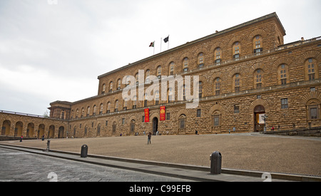 Fassade des Palazzo Pitti (1458), ehemals die Heimat von den Großherzögen der Toskana, jetzt ein öffentliches Museum und Galerie. Stockfoto