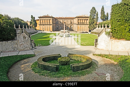 Pitti-Palast nach unten durch das Amphitheater in den Boboli-Gärten. Zentrum von Florenz, Italien. Stockfoto