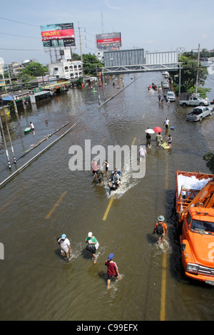 Hochwasser auf Straße, Pathum Thanni Provinz, Thailand Stockfoto