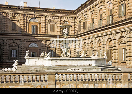 Abschnitt von der Rückseite des 15. Jahrhunderts Pitti Palast im Zentrum von Florenz, Hervorhebung einer der Brunnen. Stockfoto