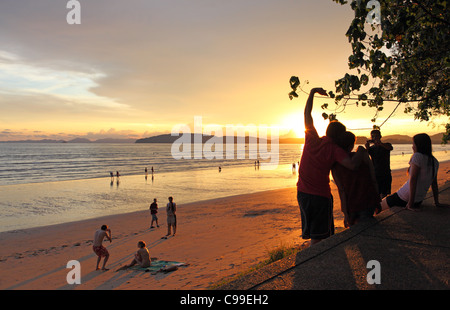 Sonnenuntergang am Strand von Ao Nang. Krabi, Thailand, Südostasien, Asien Stockfoto
