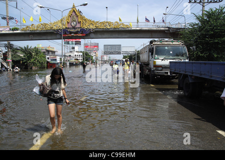 Hochwasser auf Straße, Pathum Thanni Provinz, Thailand Stockfoto