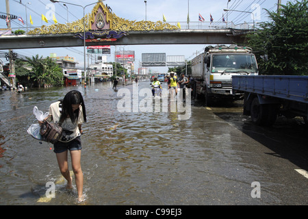 Hochwasser auf Straße, Pathum Thanni Provinz, Thailand Stockfoto