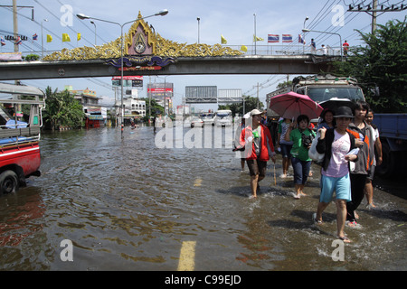 Hochwasser auf Straße, Pathum Thanni Provinz, Thailand Stockfoto