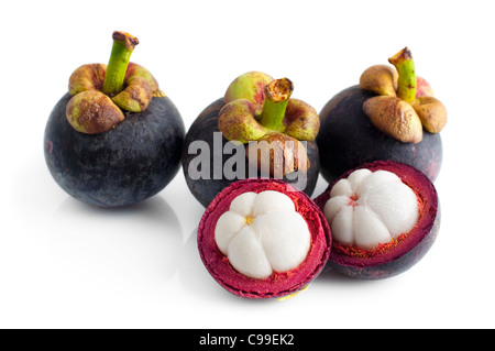 Mangostan-Frucht und Querschnitt zeigt die Dicke violette Haut und weißes Fleisch der Königin der Früchte. Stockfoto