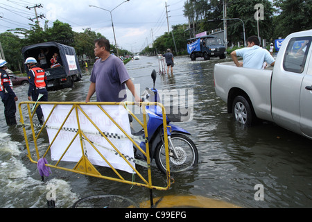 Hochwasser an der Phaholyothin Road, Pathum Thanni Provinz, Thailand Stockfoto