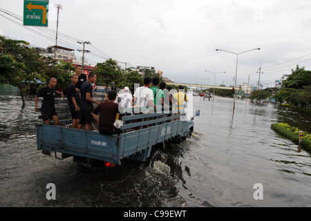 Eine Rettung LKW-fahren im Hochwasser an der Phaholyothin Road, Pathum Thanni Provinz, Thailand Stockfoto