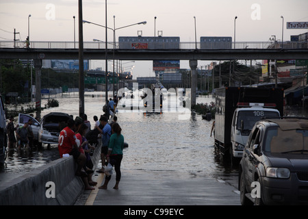 Hochwasser an der Phaholyothin Road, Pathum Thanni Provinz, Thailand Stockfoto