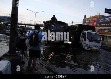 Eine thailändische Armee Rettung LKW-fahren im Hochwasser an der Phaholyothin Road, Pathum Thanni Provinz, Thailand Stockfoto