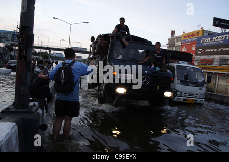 Eine thailändische Armee Rettung LKW-fahren im Hochwasser an der Phaholyothin Road, Pathum Thanni Provinz, Thailand Stockfoto