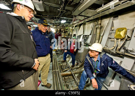 US-Verteidigungsminister Leon E. Panetta besucht die Besatzung und die Arbeiter von General Dynamics Electric Boat in der Torpedo-Raum an Bord der USS Mississippi in Groton, CT. am 17. November 2011. Sekretärin Panetta beobachtet die letzte Phase im Gebäude der Virginia-Klasse u-Boot fertig werden Stockfoto