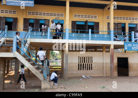 KOM Pong Pluke, Siem Reap, Kambodscha - Kinder spielen in der Schule, wenn Klasse vorbei ist. Stockfoto