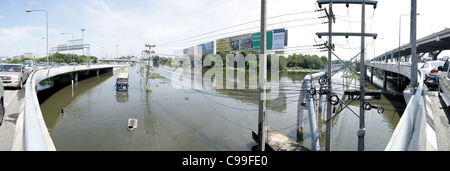 Hochwasser auf Straße, Rangsit, Pathum Thanni Provinz, Thailand Stockfoto