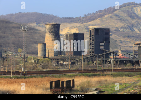 Ruinen eines sehr stark verschmutzten Industrieareals bei Copsa Mica, Rumänien. Stockfoto