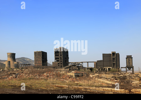 Ruinen eines sehr stark verschmutzten Industrieareals bei Copsa Mica, Rumänien. Stockfoto