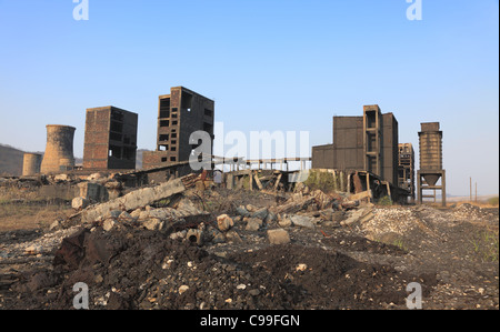 Ruinen eines sehr stark verschmutzten Industrieareals bei Copsa Mica, Rumänien. Stockfoto