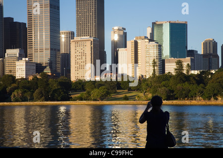 Eine Frau fotografiert die Skyline von Sydney im Morgengrauen.  Sydney, New South Wales, Australien Stockfoto